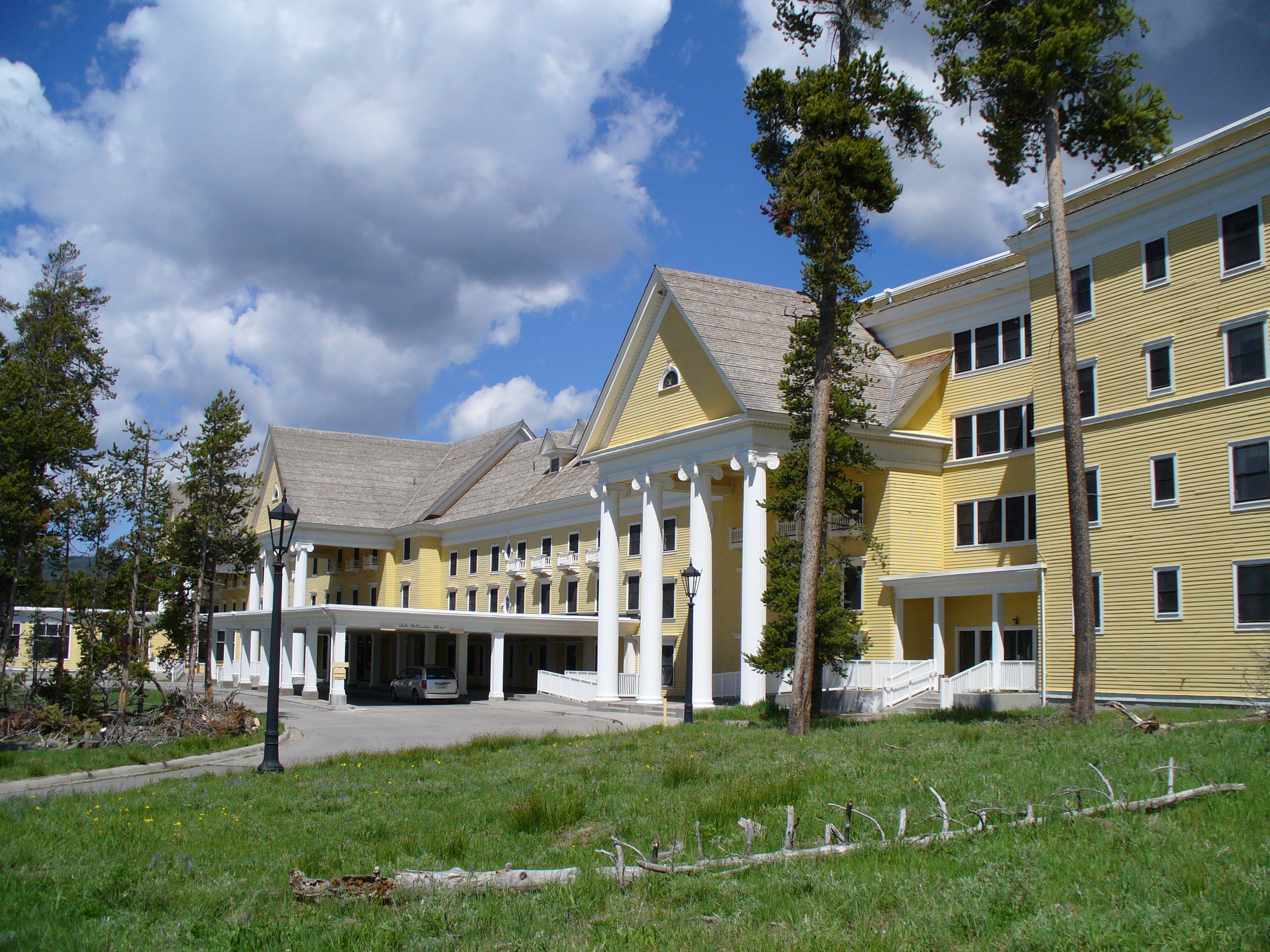 Lake Yellowstone Hotel