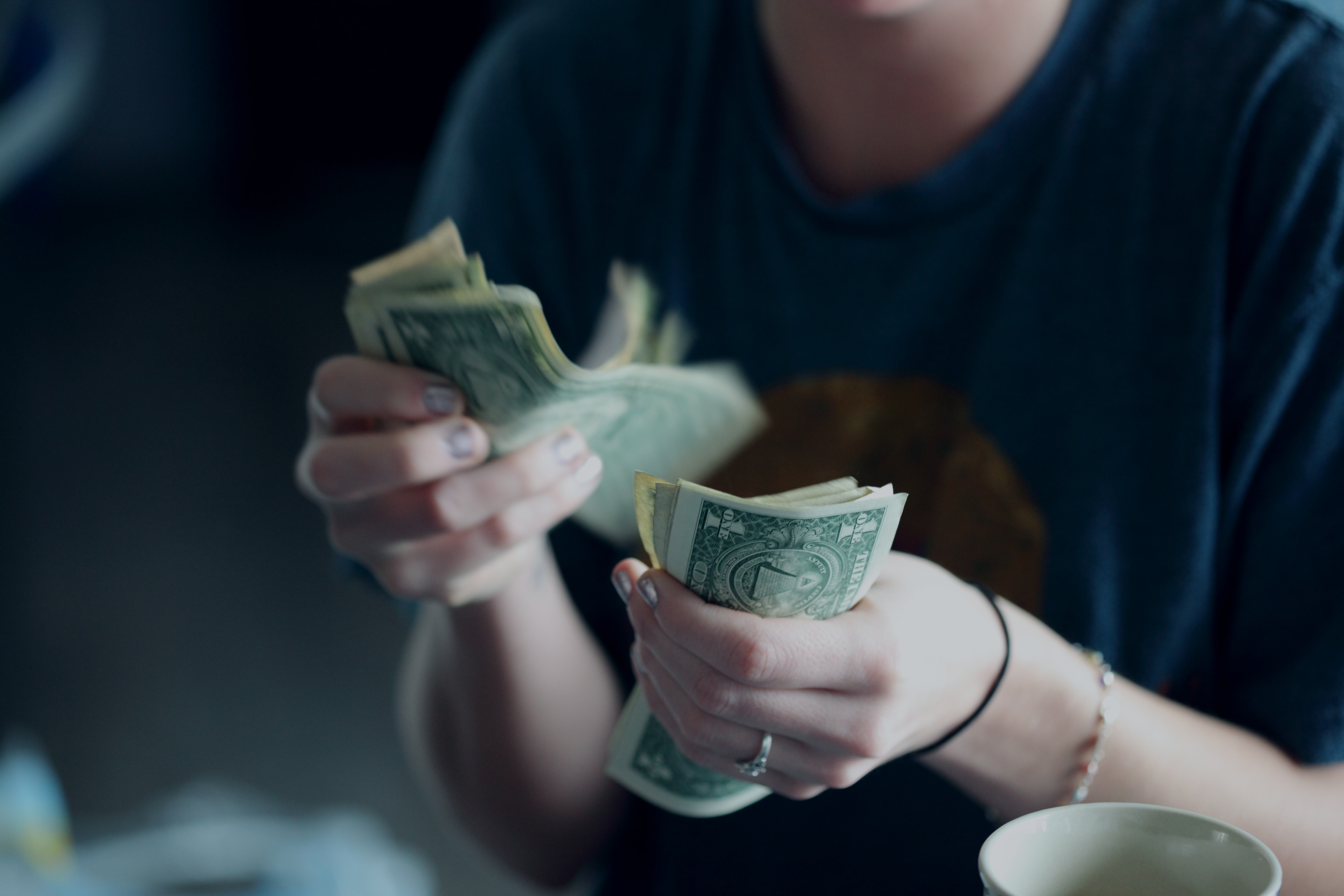You are currently viewing The Importance of Financial Wellness: Tips on Saving Money in College